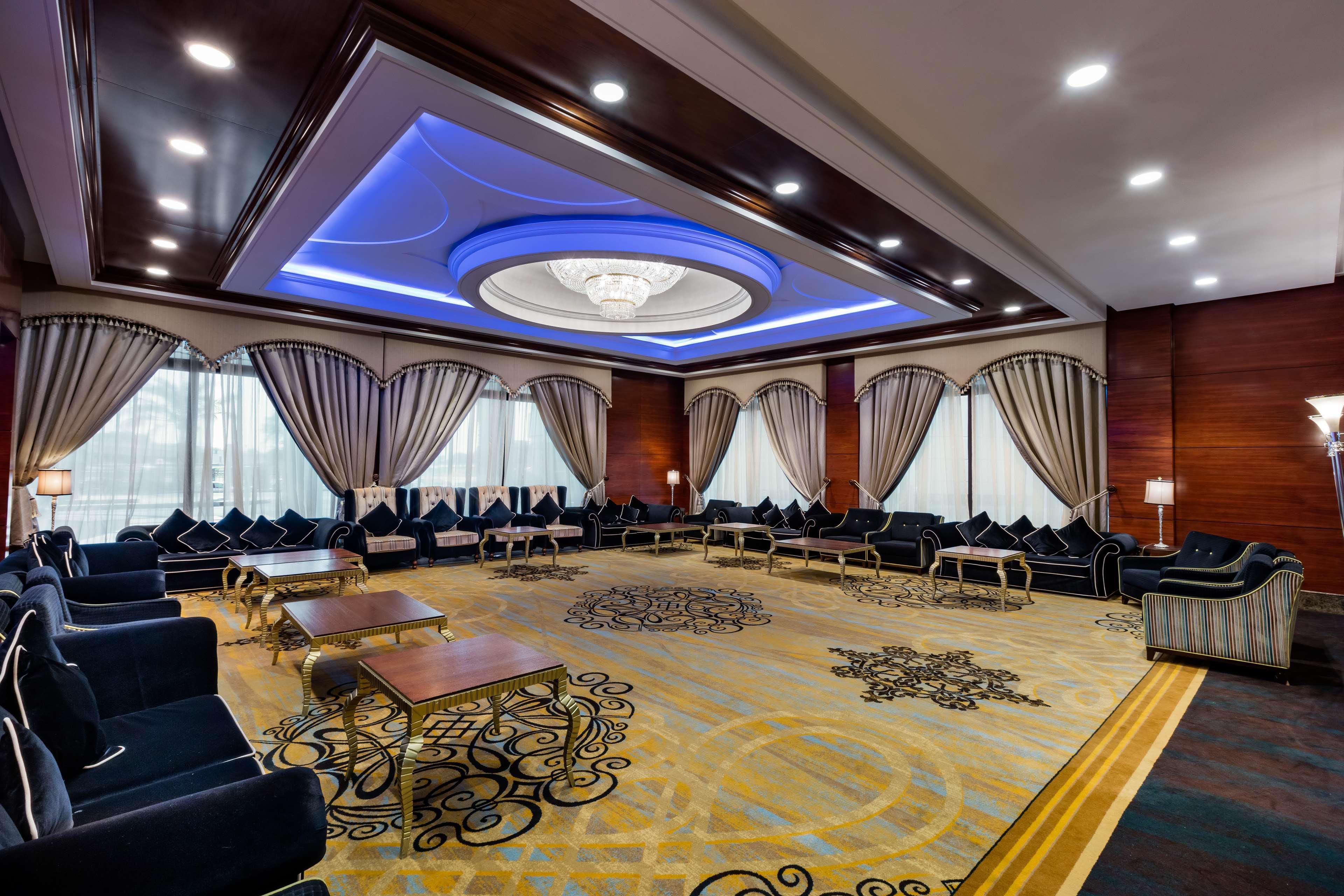 The Diplomat Radisson Blu Hotel Residence & Spa Al Manamah Esterno foto The Majlis Al-Arab